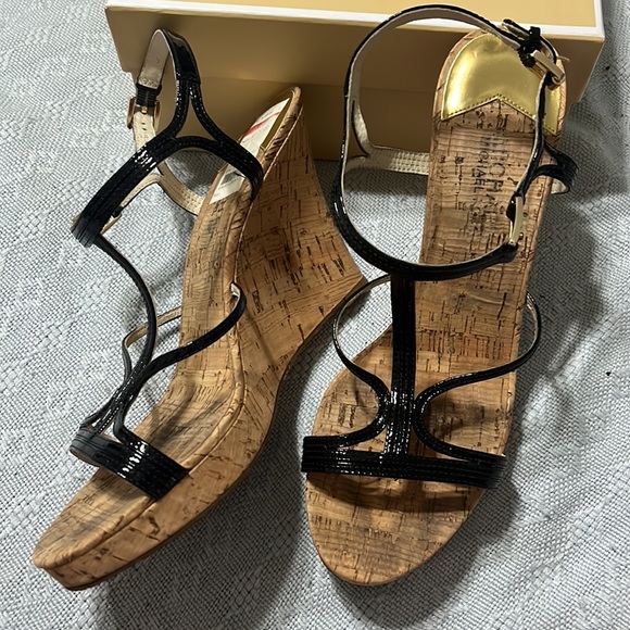 MICAHEL KORS CORK BLACK STRAP HEEL - Picture 2 of 4